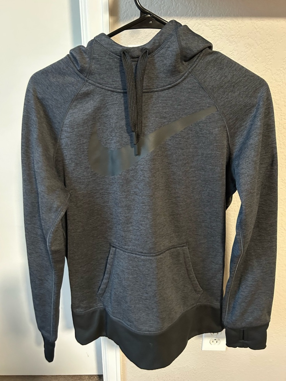 Nike Women’s Charcoal Gray Therma-Fit Sweatshirt